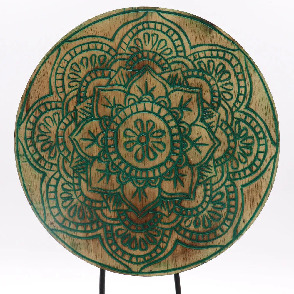 Symbole Mandala en bois d'albasia, motifs floraux gravés et rehaussés de vert