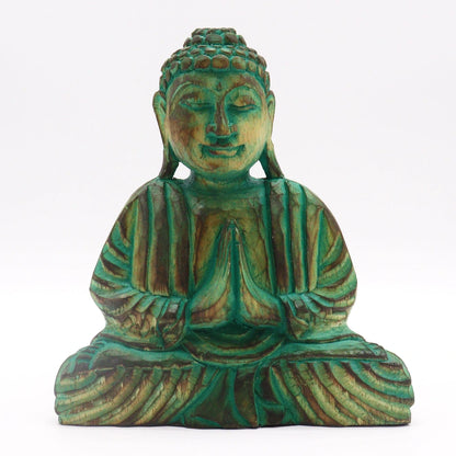 Statue de Bouddha en bois d'albasia vert, mains jointes, vue de face sur fond blanc