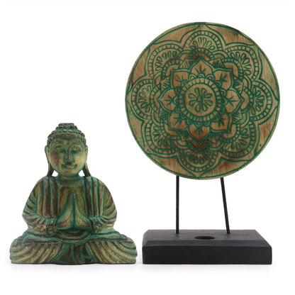 Statue de Bouddha et symbole Mandala en bois d'albasia vert, ensemble complet sur fond blanc