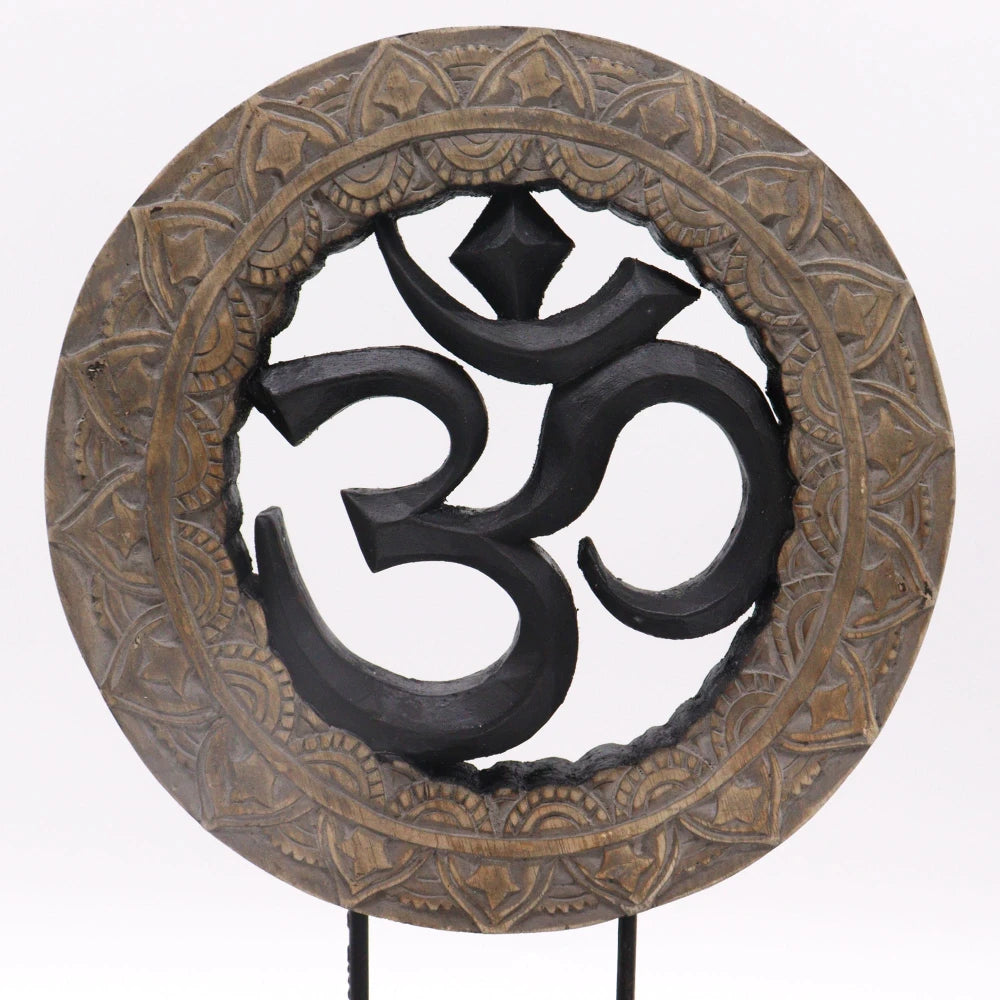 Symbole Om noir dans un cadre rond en bois d'albasia gris gravé de motifs en pétales
