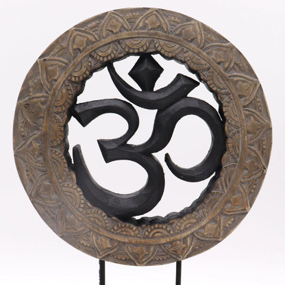 Symbole Om noir dans un cadre rond en bois d'albasia gris gravé de motifs en pétales