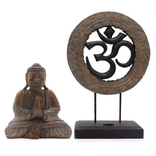 Statue de Bouddha et symbole Om en bois d'albasia gris et noir, fond blanc