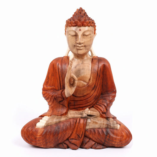 Statue de Bouddha de l'enseignement en bois de Suar, robe brun orangé et mains claires, sur fond blanc