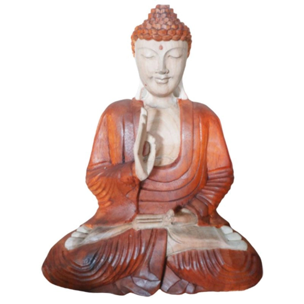 Statue de Bouddha assis en bois de Suar naturel, main droite levée, robe rouge orangé, sur fond blanc