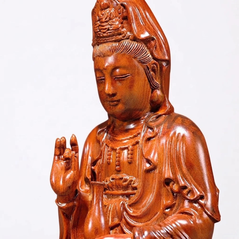 Détail de la statue Guan Yin en bois de rose sculpté à la main, visage, couronne, main levée et vase