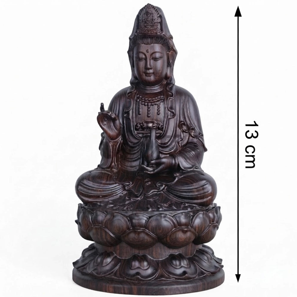 Statue Guan Yin en ébène sculptée, petit modèle de 13 cm de haut assis sur un lotus