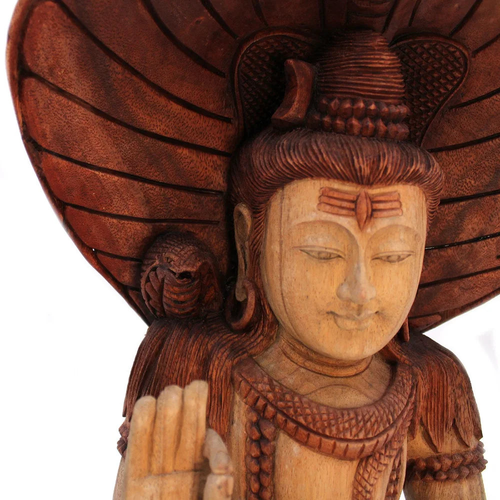Visage de la statue de Shiva en bois de Suar, trois traits sur le front et croissant de lune dans la chevelure