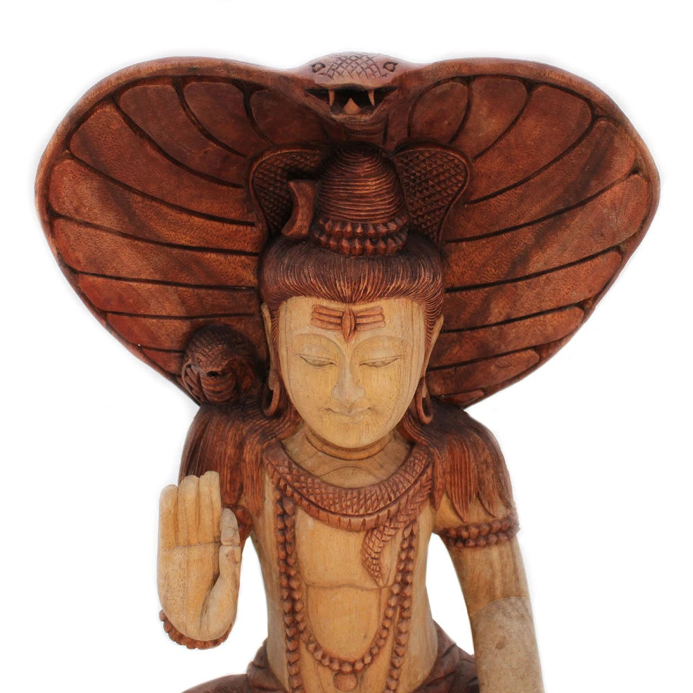 Statue de Shiva en bois de Suar, buste et grand cobra déployé derrière la tête, sur fond blanc