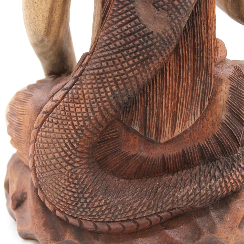Écailles du cobra sculpté enroulé à la base de la statue de Shiva en bois de Suar