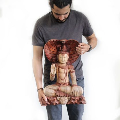 Statue de Shiva au cobra en bois de Suar tenue dans les mains pour montrer sa taille de 50 cm