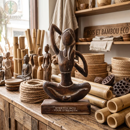 Statue de femme en posture Gomukhasana, bras croisés, bois d'Albasia sculpté, sur étagère déco zen