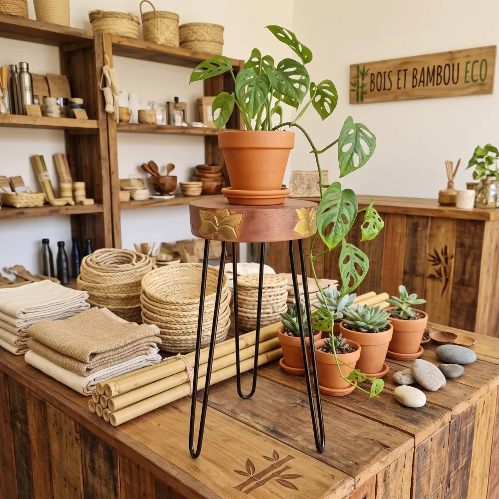 Support à plantes en bois d'Albasia coloris Terracotta avec plante Monstera en pot terre cuite