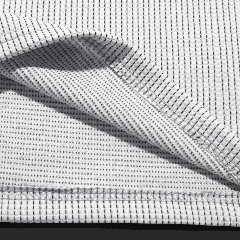 Gros plan sur la texture gaufrée de la maille de bambou du polo homme