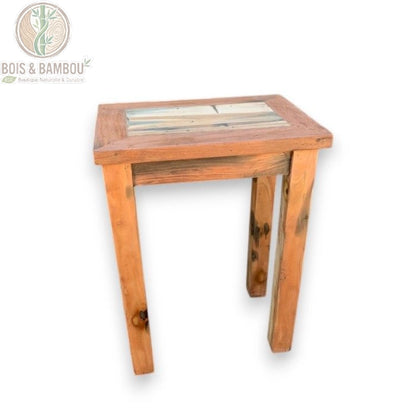 Table haute en bois recyclé vue de trois quarts sur fond blanc