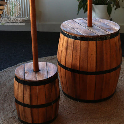 Deux tables tonneau en bois avec support de parasol côte à côte, grand et petit modèle