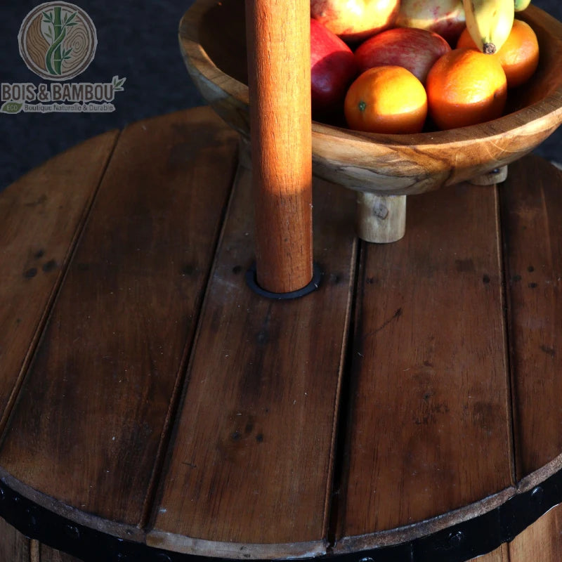 Plateau à lattes de la table tonneau bois avec mât de parasol et coupe de fruits