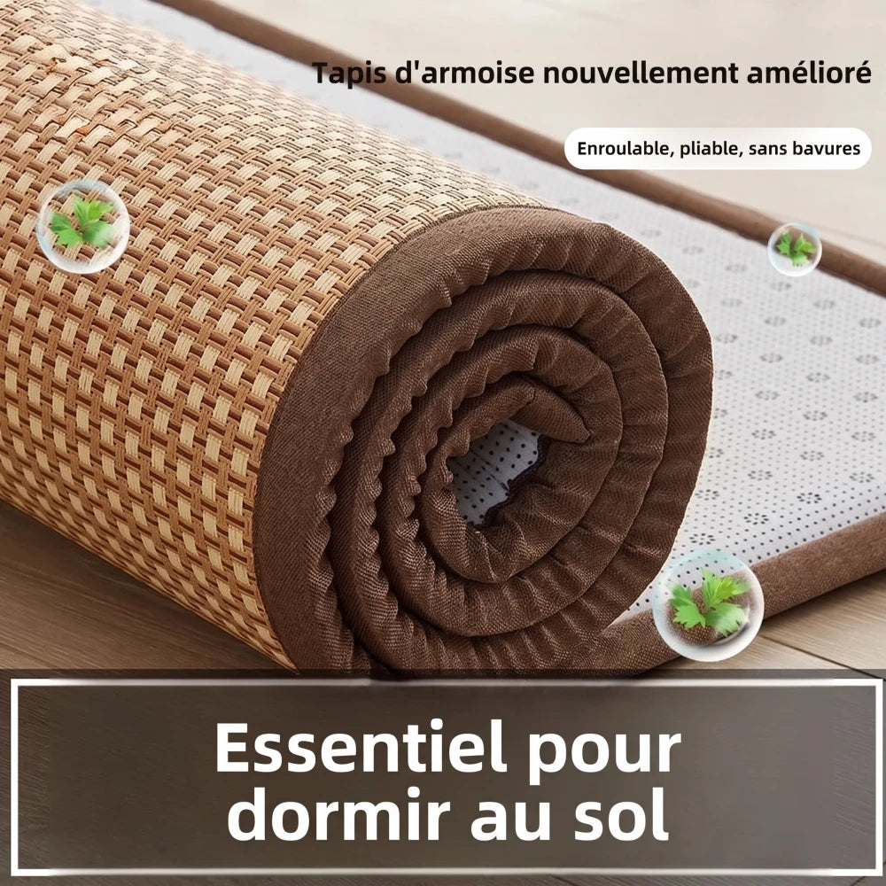 Tapis de sol en bambou épais enroulé, montrant sa bordure renforcée et son format pliable pour le rangement