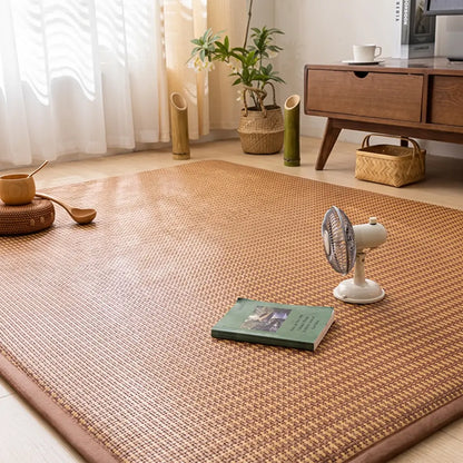 Tapis de sol en bambou épais à motif losange bicolore brun et beige, installé dans un coin lecture