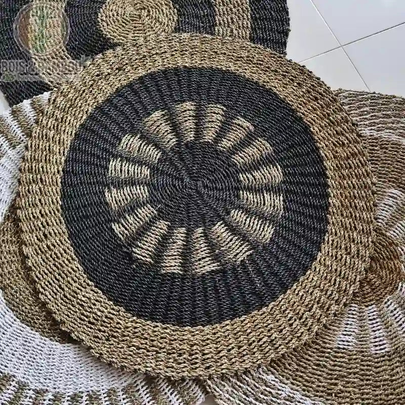 Tapis rond en jonc de mer noir et beige motif soleil intérieur vue du dessus sur carrelage - Bois Et Bambou
