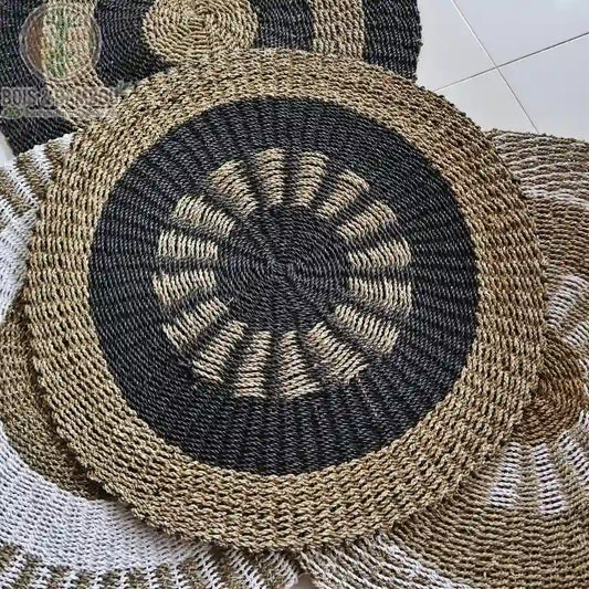 Tapis rond en jonc de mer noir et beige motif soleil intérieur vue du dessus sur carrelage - Bois Et Bambou