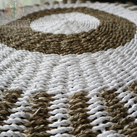 Tapis rond en jonc de mer blanc et beige motif soleil détail du tressage - Bois Et Bambou Eco