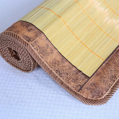 Détail de la bordure tressée d'un tapis de lit en bambou, tissage roulé