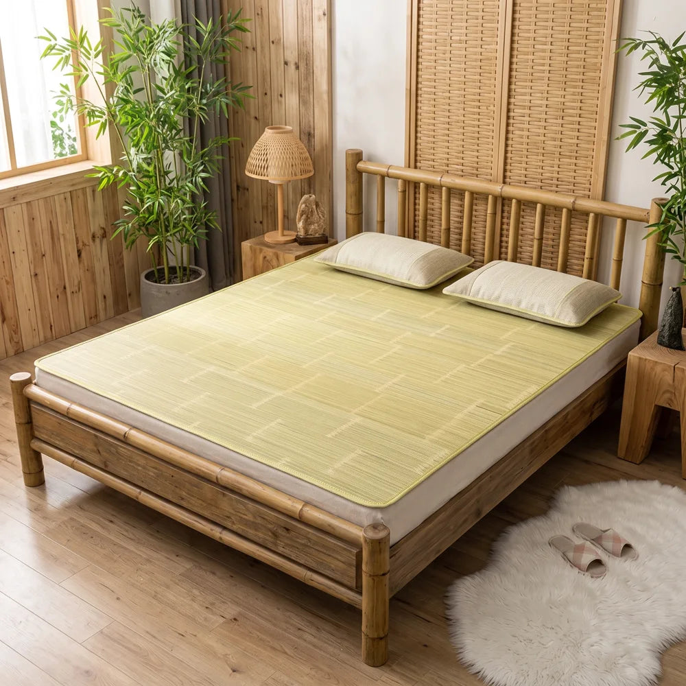 Tapis de lit bambou motif bordure tressée, coussins assortis, installé sur un lit