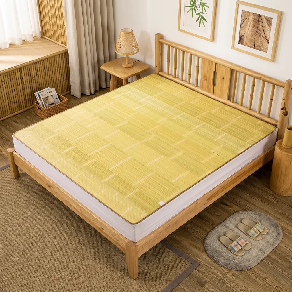 Tapis de lit bambou motif uni, vue sur un lit avec tapis de sol assorti