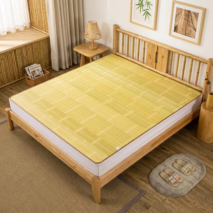 Tapis de lit bambou motif uni, vue sur un lit avec tapis de sol assorti
