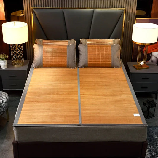 Tapis de lit bambou carbonisé bordure grise installé sur un lit pour un couchage frais