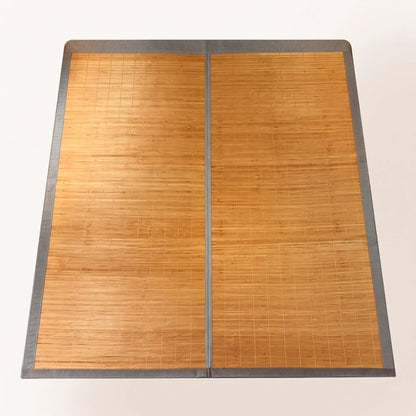 Tapis de lit bambou carbonisé bordure grise, gros plan sur la face soie glacée rafraîchissante