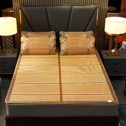 Tapis de lit bambou carbonisé bordure marron installé sur un lit pour un couchage frais