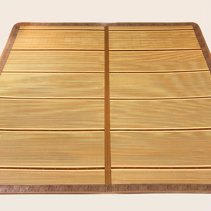 Tapis de lit bambou carbonisé bordure marron, gros plan sur la face soie glacée rafraîchissante