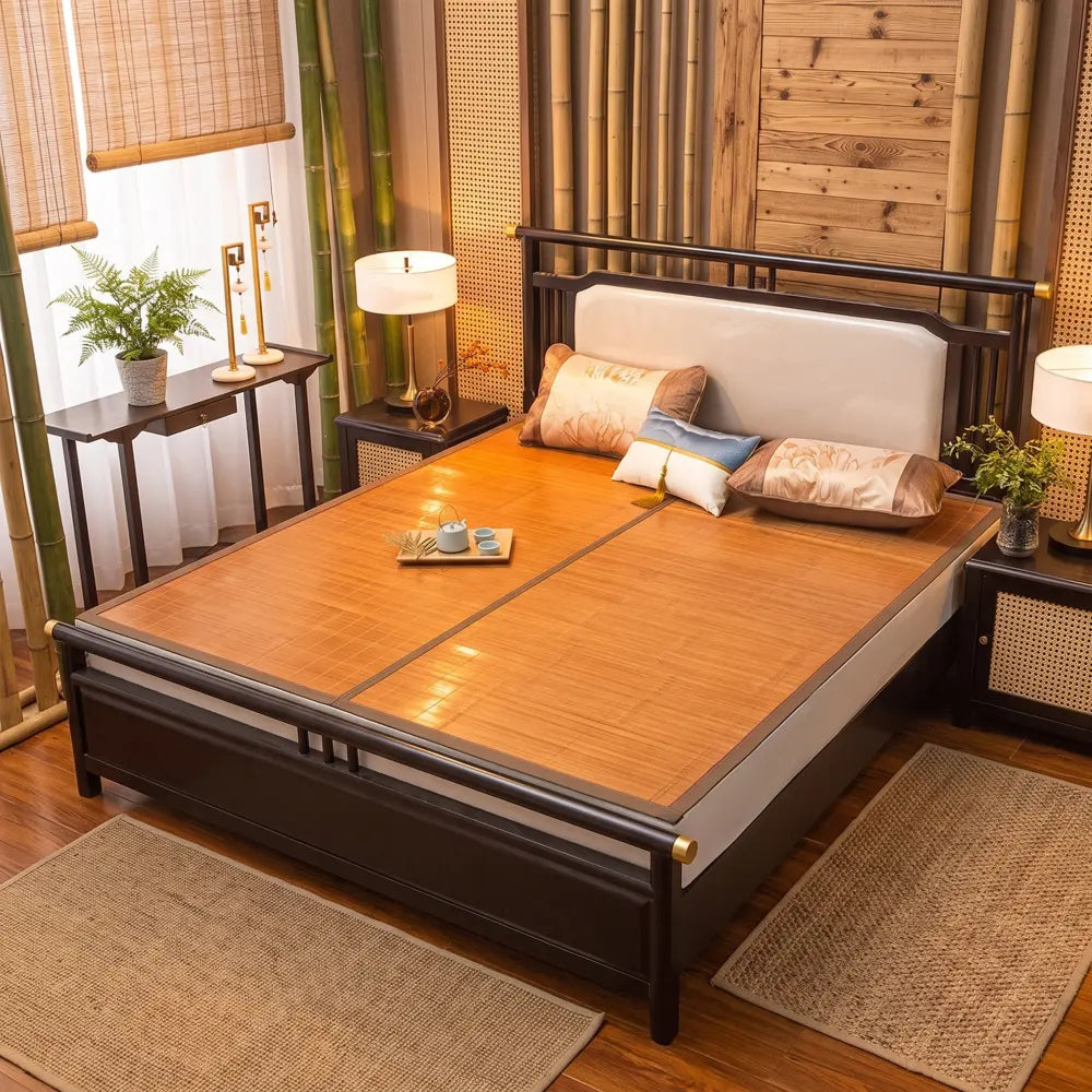 Tapis de lit bambou naturel finition ambré uni, installé sur un lit