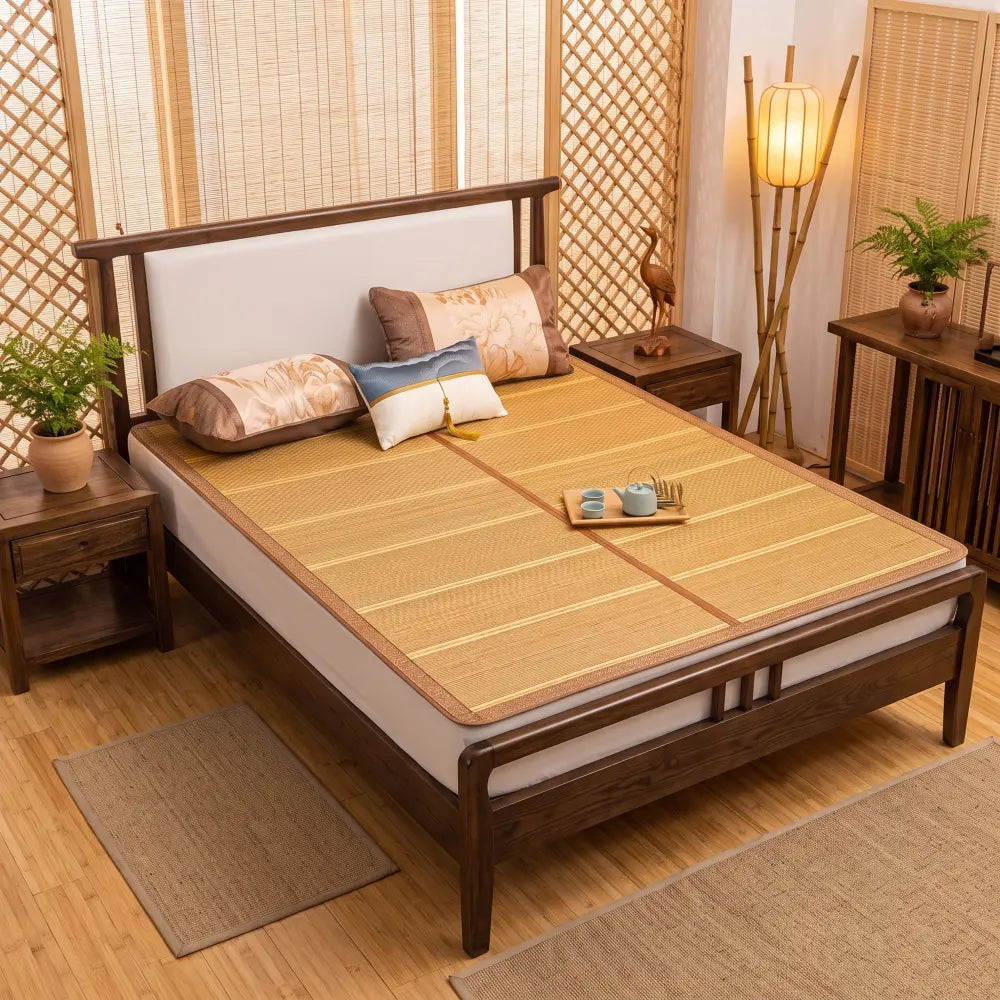 Tapis de lit bambou naturel finition rayée, installé sur un lit