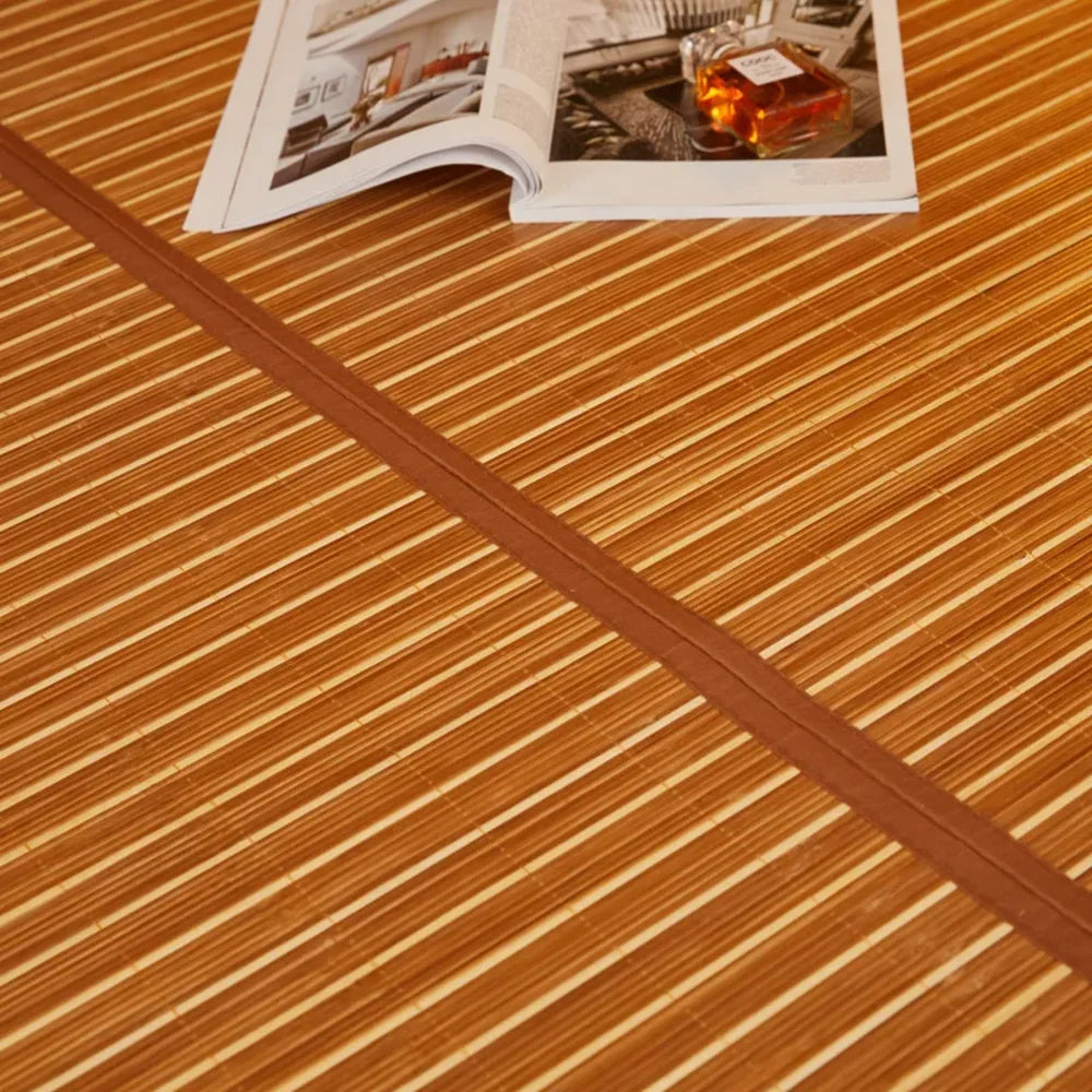 Détail du tissage tapis de lit bambou rayé, lattes fines et liseré marron