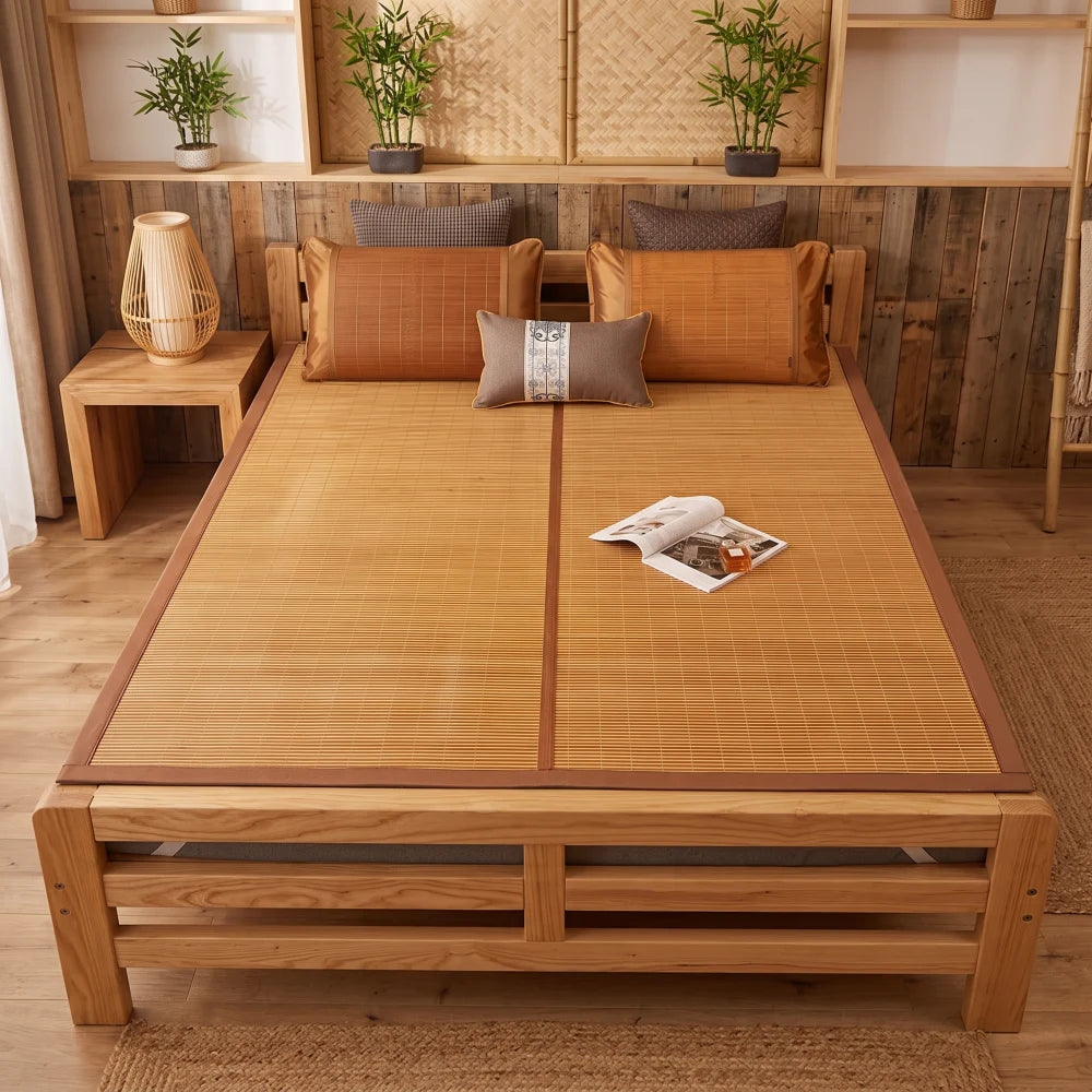 Tapis de lit bambou rayé, motif rayures fines, installé sur un lit