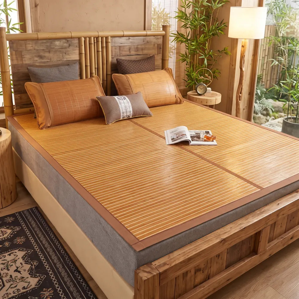 Tapis de lit bambou rayé, motif rayures larges, installé sur un lit