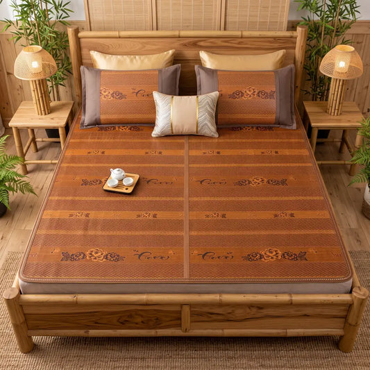 Tapis de lit bambou soie glacée modèle dessin, motifs fleuris, installé sur un lit avec coussins assortis