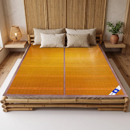 Tapis de lit bambou tressé coloris orange ambré, tissage quadrillé, installé sur un lit