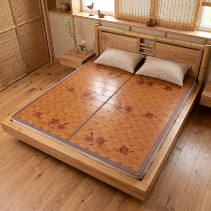 Tapis de lit bambou tressé coloris caramel à motif floral, installé sur un lit