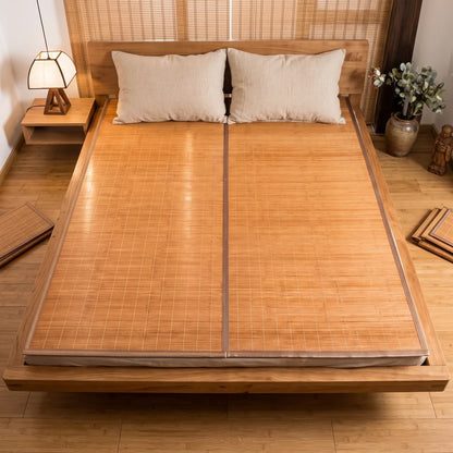 Tapis de lit bambou tressé coloris doré miel, finition unie, installé sur un lit
