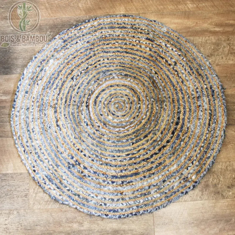 Tapis rond en jute et denim recyclé, 120 cm, dégradé de bleus, sur fond bois