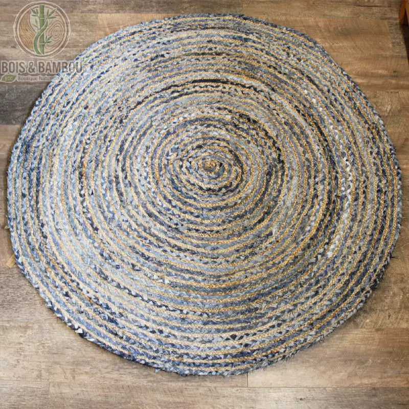 Tapis rond en jute et denim recyclé, 150 cm, dégradé de bleus, sur fond bois