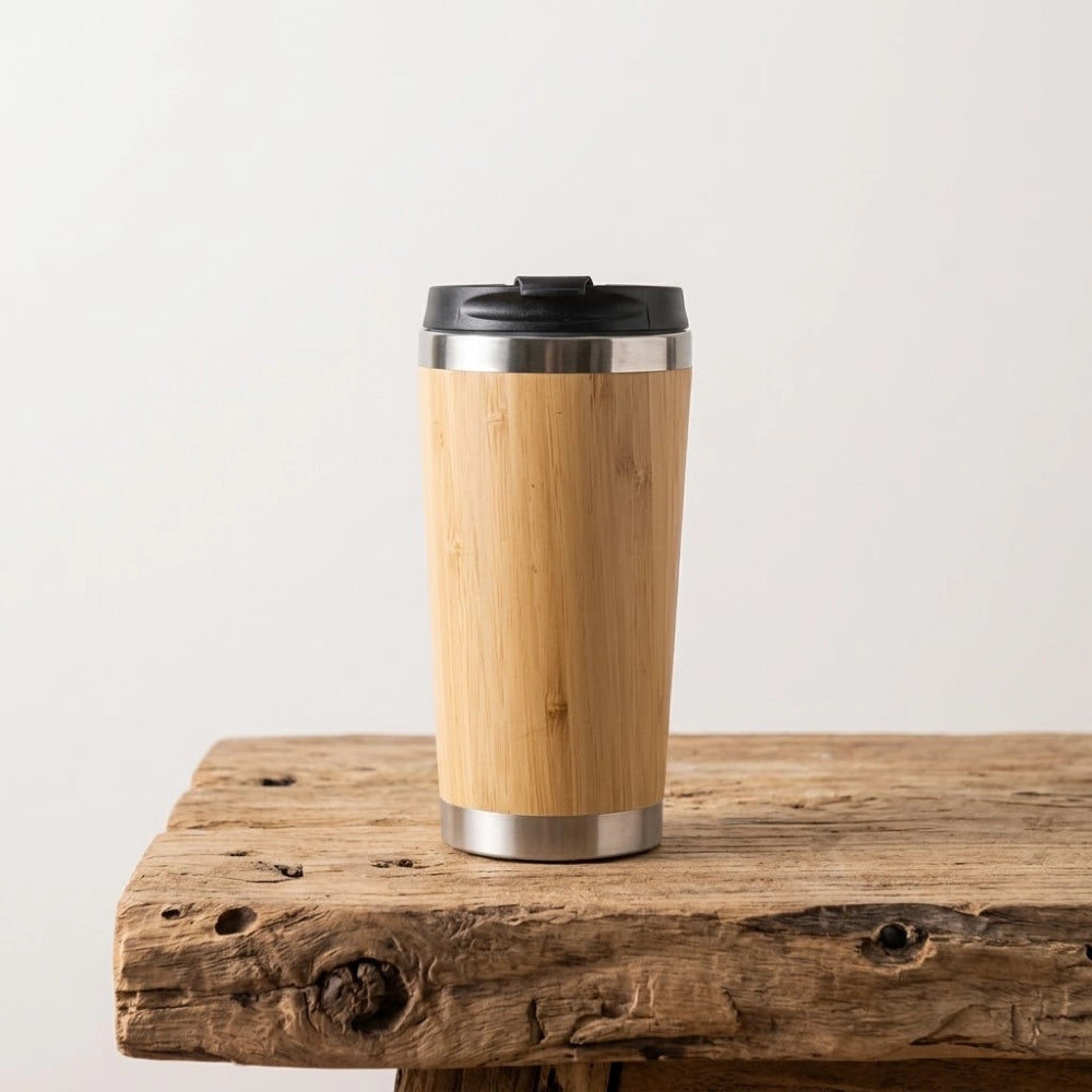 Tasse en bambou isotherme sans anse, 450 ml, coque en bambou naturel et couvercle noir, sur bois brut clair