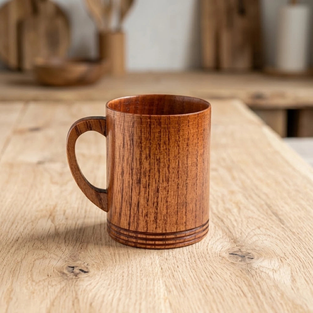 Tasse en bois cylindrique avec anse posée sur une table en bois brut