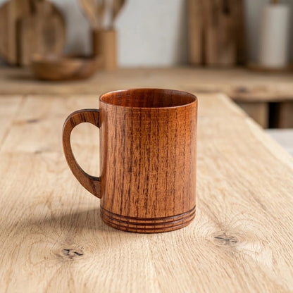 Tasse en bois cylindrique avec anse posée sur une table en bois brut