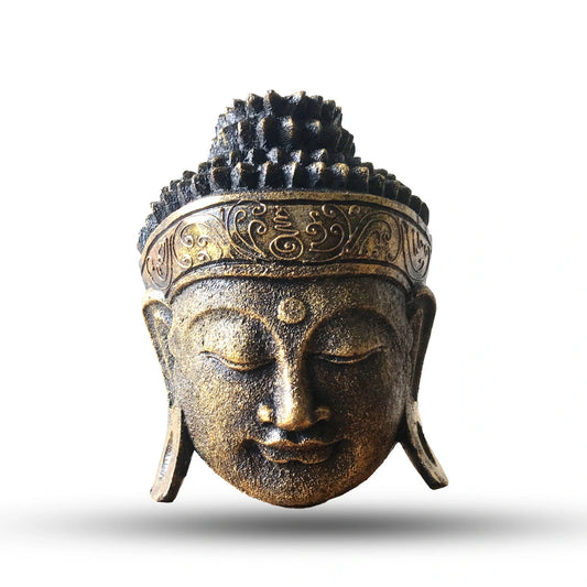 Tête de Bouddha en bois d'albasia dorée, chevelure noire et bandeau à volutes, vue de face sur fond blanc