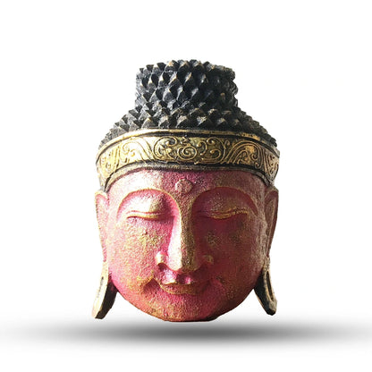 Tête de Bouddha en bois d'albasia rouge, chevelure sombre et bandeau à volutes, vue de face sur fond blanc