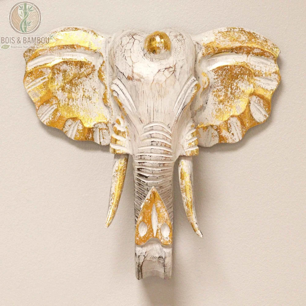 Tête d'éléphant en bois sculpté blanc et doré, fond blanc